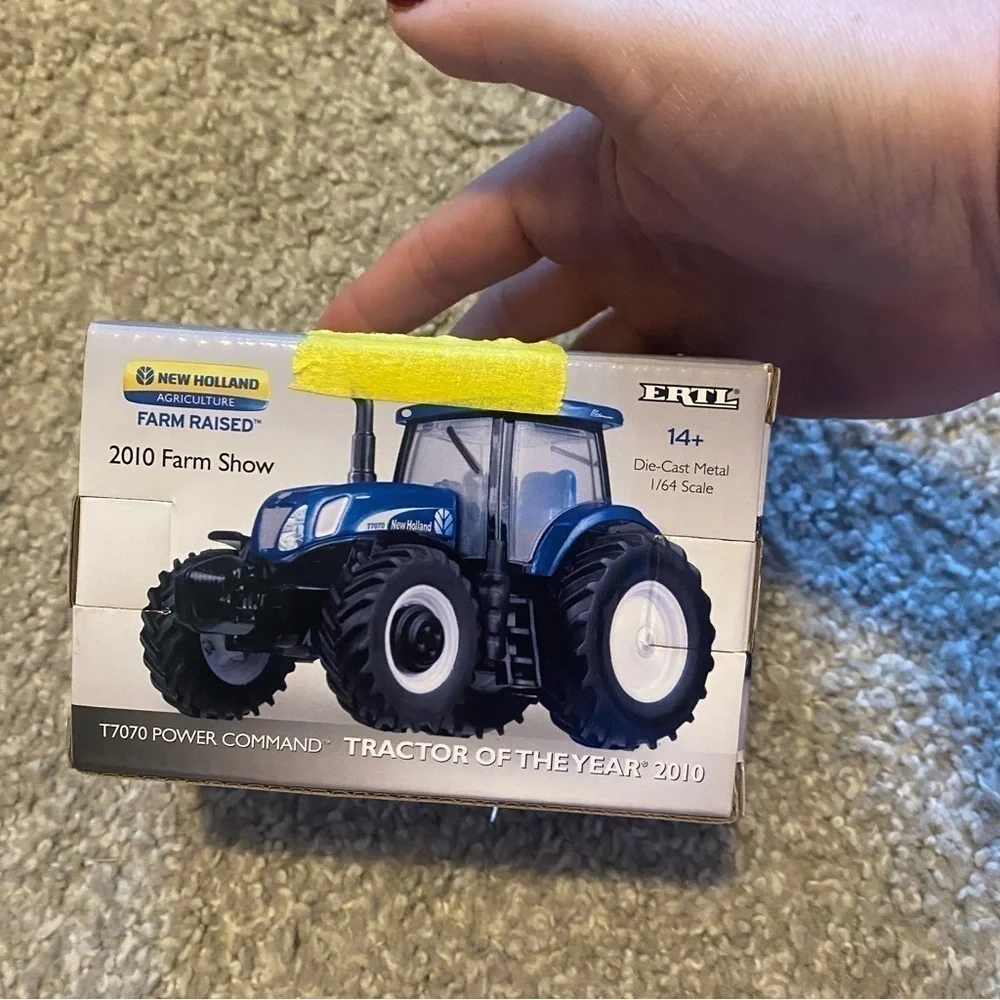 New Holland ERTL 2010 Power Command T7070 Tractor 1/64 Scale Die Cast Metal NEW